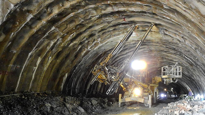 Độc đáo "kỳ quan" hầm xuyên núi dài nhất của Quảng Ninh - 4