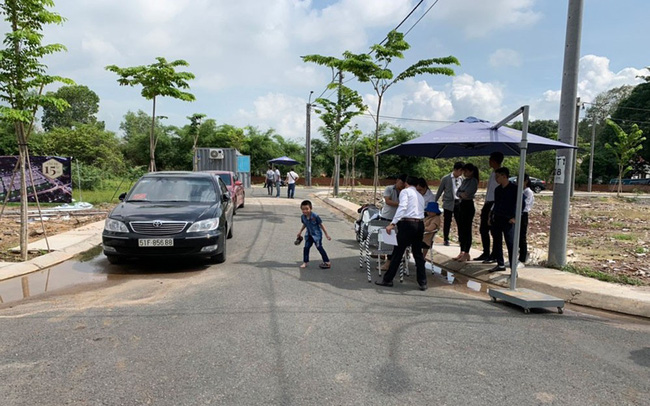 “Vạch trần” chiêu “thổi” giá đất gấp 2-3 lần của giới đầu cơ từ đấu giá đất “Vạch trần” chiêu “thổi” giá đất gấp 2-3 lần của giới đầu cơ từ đấu giá đất