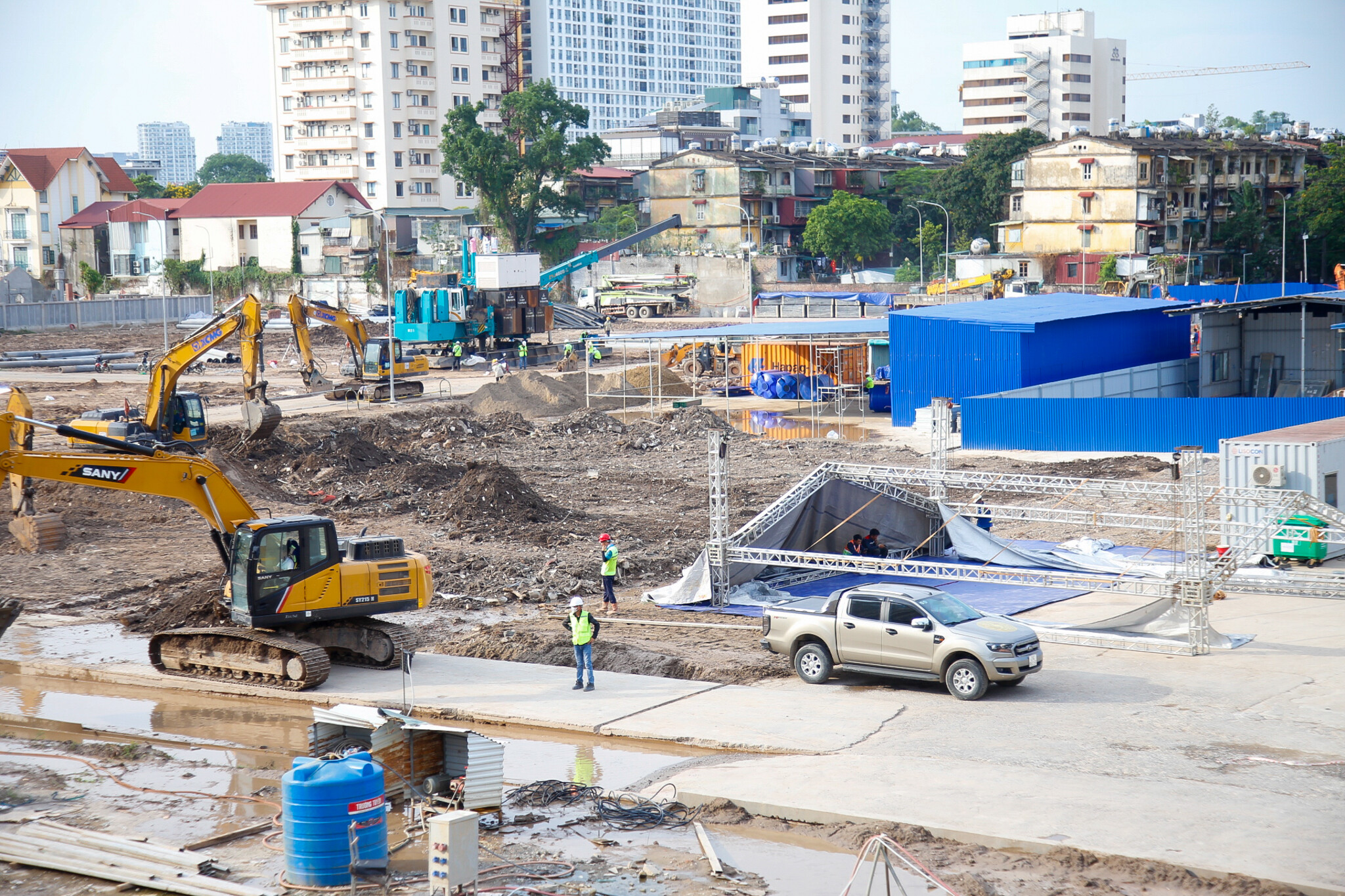 Toàn cảnh công trường dự án 17.000 tỷ của Vinhomes: Nằm cách hồ Gươm chỉ 4 km, ôm trọn hồ rộng 6 ha- Ảnh 7. Toàn cảnh công trường dự án 17.000 tỷ của Vinhomes: Nằm cách hồ Gươm chỉ 4 km, ôm trọn hồ rộng 6 ha- Ảnh 7.