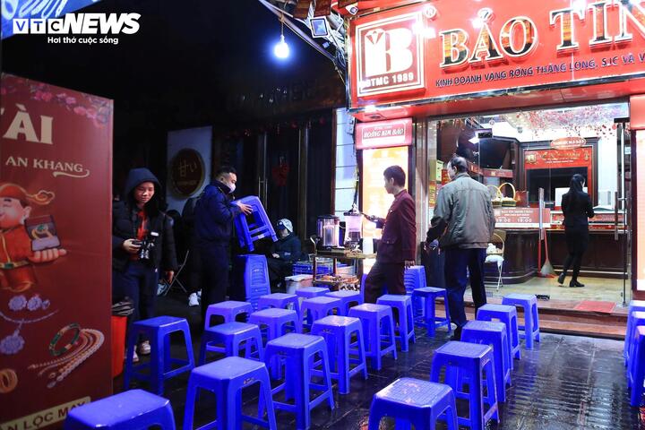 Đội mưa đi mua vàng ngày vía thần Tài từ 3h sáng ở Hà Nội- Ảnh 10. Đội mưa đi mua vàng ngày vía thần Tài từ 3h sáng ở Hà Nội- Ảnh 10.
