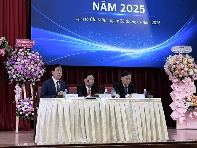 Ông Lê Quốc Bình (bên trái) cùng ban lãnh đạo CII trả lời cổ đông tại phiên họp sáng 28/4. Ảnh: Tất Đạt