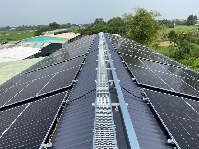 Thủ tục lắp điện mặt trời mái nhà: Cần gỡ rào cản hành chính - Ảnh 1.