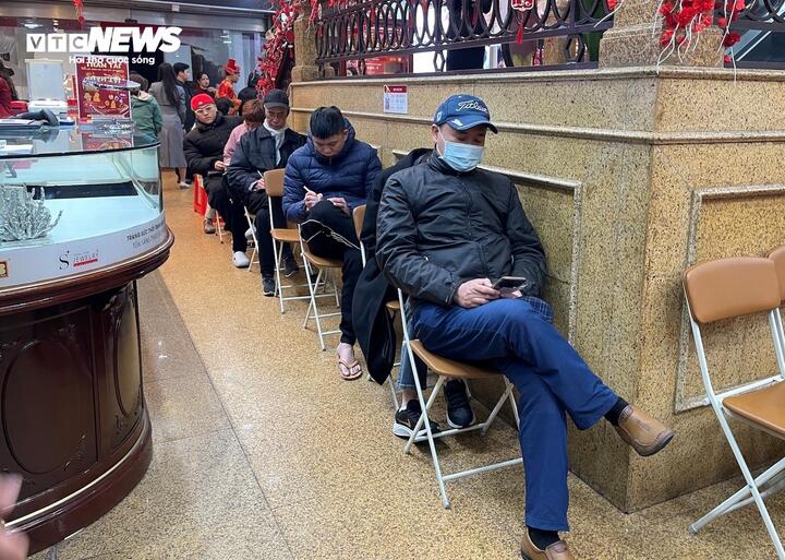 Đội mưa đi mua vàng ngày vía thần Tài từ 3h sáng ở Hà Nội- Ảnh 3. Đội mưa đi mua vàng ngày vía thần Tài từ 3h sáng ở Hà Nội- Ảnh 3.