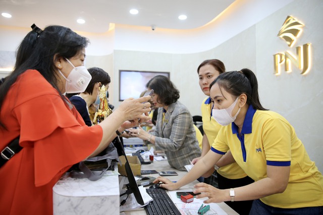 "Đại gia" vàng trang sức Phú Nhuận nói gì về việc giá vàng tăng phi mã? - Ảnh 2.