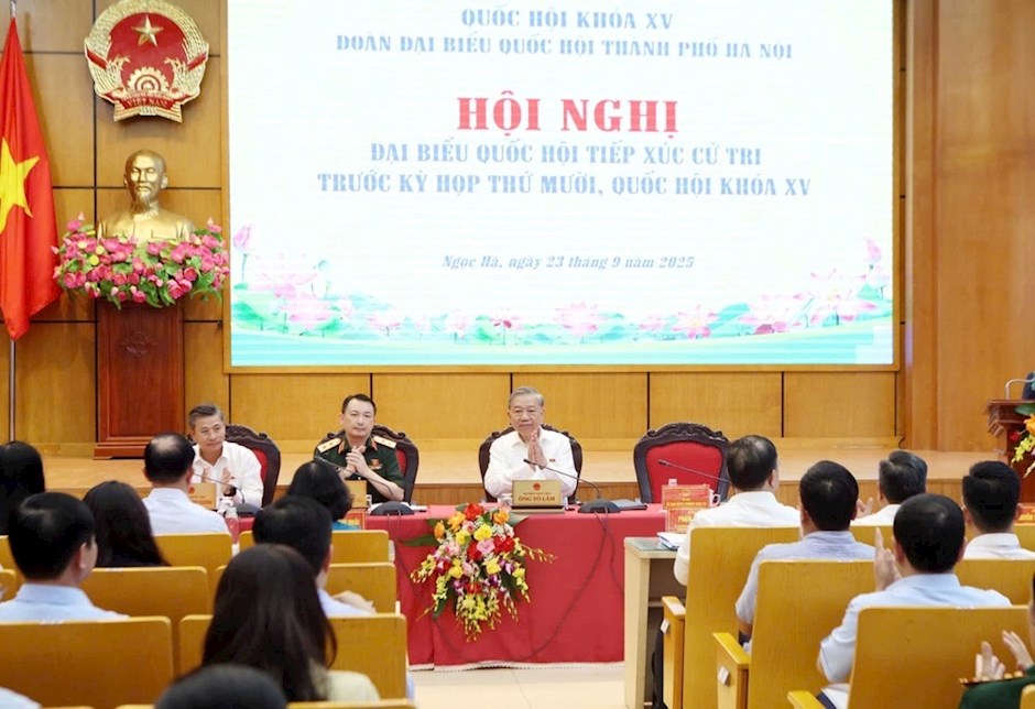 Tổng Bí thư Tô Lâm cùng các đại biểu Quốc hội thuộc đơn vị bầu cử số 1 của TP Hà Nội tiếp xúc với cử tri. Ảnh: SGGP