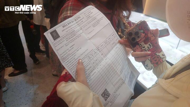 Khách vội bán vàng khi giá giảm kỷ lục, 'cò' lập tức thu mua sạch- Ảnh 2. Khách vội bán vàng khi giá giảm kỷ lục, 'cò' lập tức thu mua sạch- Ảnh 2.