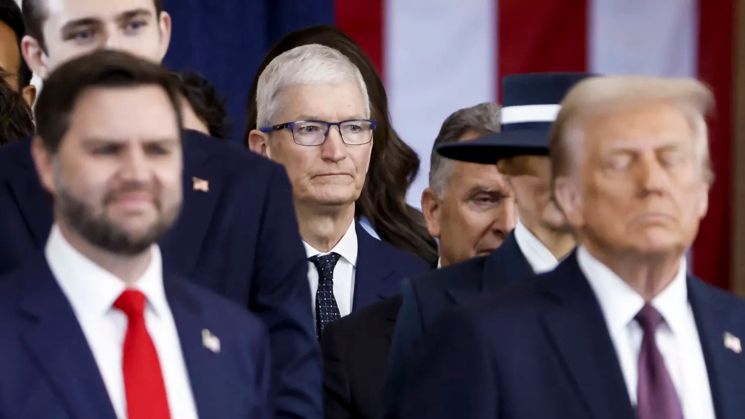 Vốn hoá bị thổi bay 300 tỷ USD/phiên, chuỗi cung ứng tan nát vì thuế đối ứng của ông Trump, chuyên gia lo Apple 'không có đường thoát'- Ảnh 1.