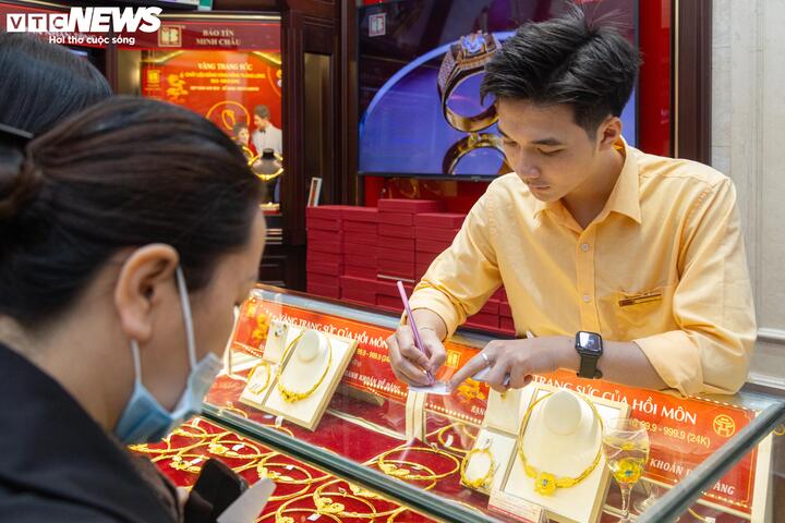 Giá vàng quay đầu lao dốc, nhà đầu tư nên mua hay bán?- Ảnh 1.