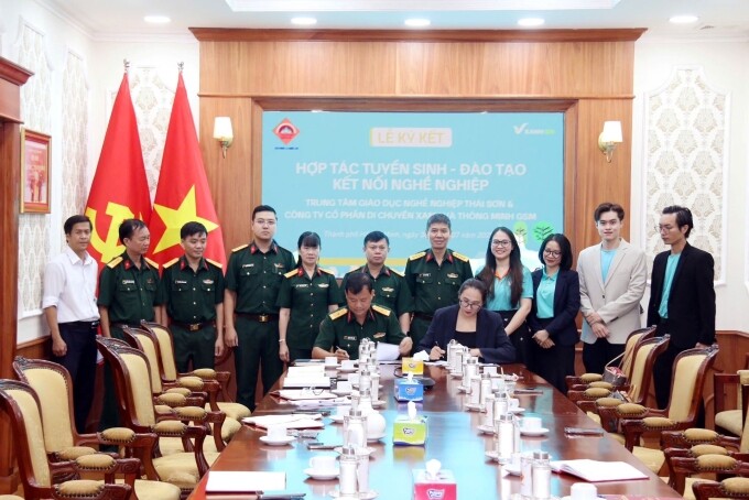 Đại diện GSM và Trung tâm Đào tạo nghề Thái Sơn ký kết thỏa thuận hợp tác. Ảnh: GSM