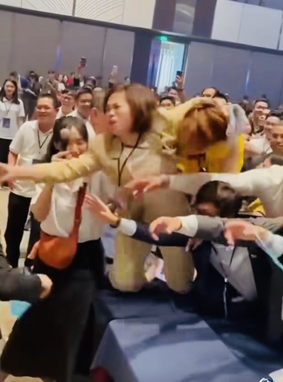 Clip giành giật nhau lấy phiếu mua căn hộ ở phường Bình Dương gây xôn xao- Ảnh 1.