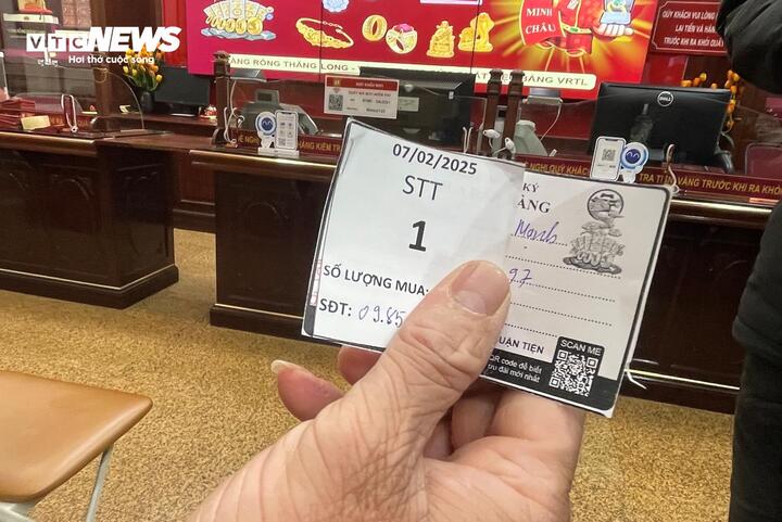 Đội mưa đi mua vàng ngày vía thần Tài từ 3h sáng ở Hà Nội- Ảnh 4. Đội mưa đi mua vàng ngày vía thần Tài từ 3h sáng ở Hà Nội- Ảnh 4.