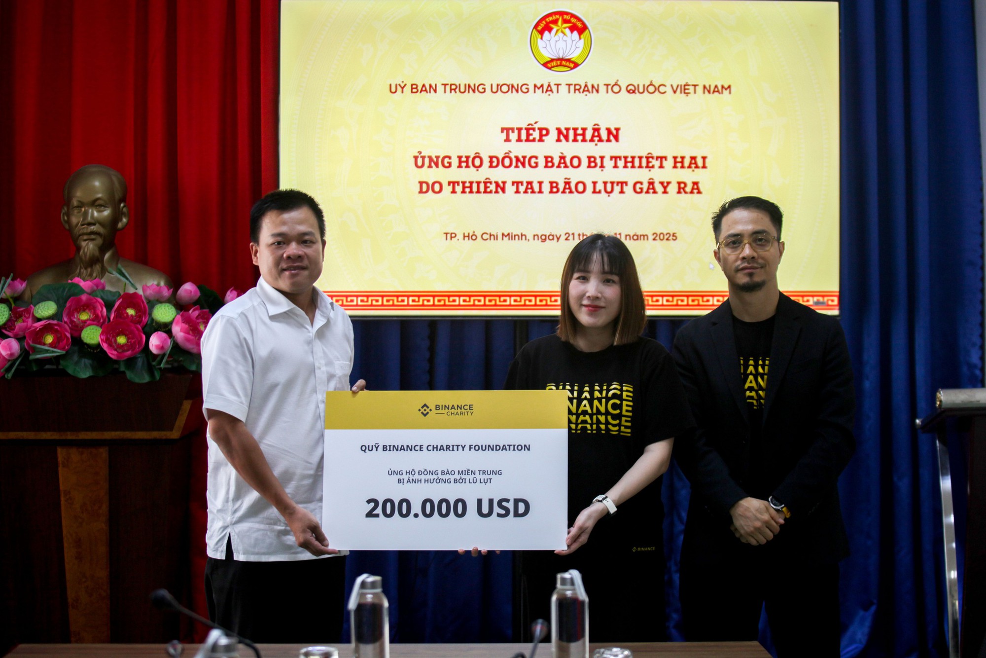 MTTQ Việt Nam tiếp nhận hơn 5 tỷ đồng từ Binance Charity ủng hộ đồng miền Trung khắc phục bão lụt- Ảnh 1. MTTQ Việt Nam tiếp nhận hơn 5 tỷ đồng từ Binance Charity ủng hộ đồng miền Trung khắc phục bão lụt- Ảnh 1.