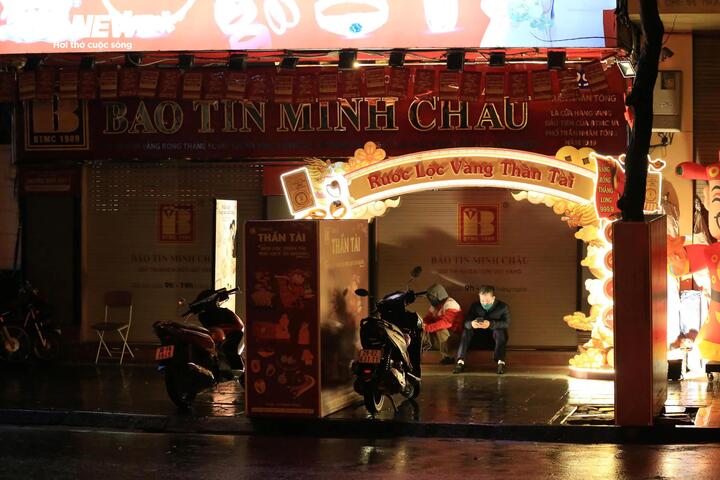 Đội mưa đi mua vàng ngày vía thần Tài từ 3h sáng ở Hà Nội- Ảnh 6. Đội mưa đi mua vàng ngày vía thần Tài từ 3h sáng ở Hà Nội- Ảnh 6.