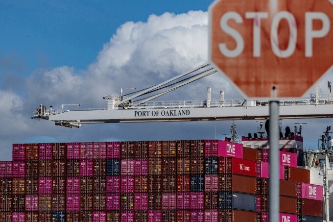 Container tại cảng Oakland, California (Mỹ) ngày 6/3. Ảnh: Reuters