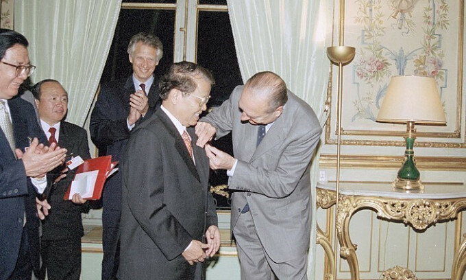 Tổng thống Pháp Jacques Chirac trao tặng Huân chương Bắc Đẩu Bội tinh hạng Nhất cho Chủ tịch nước Trần Đức Lương tại Paris, 28/10/2002. Ảnh: TTXVN