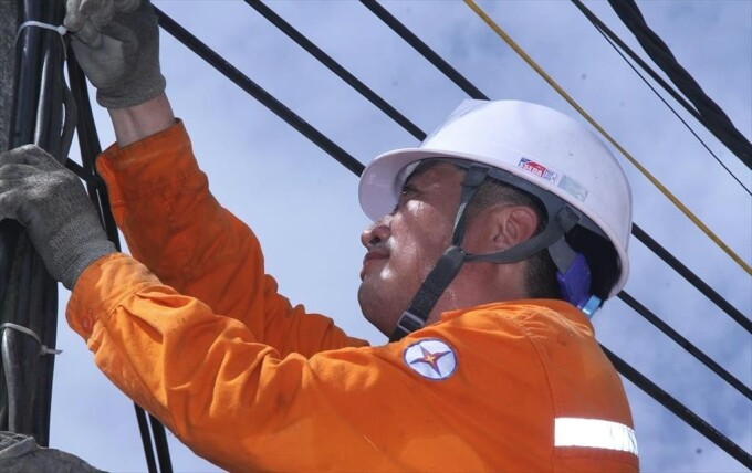 Nhân viên ngành điện đang kiểm tra thiết bị. Ảnh: EVNNPC