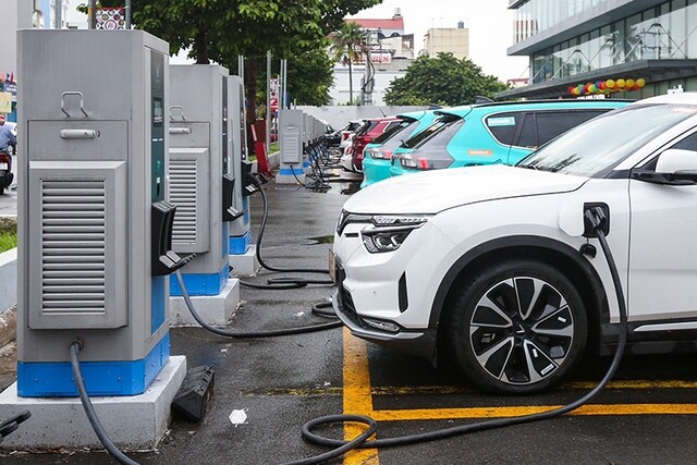 Quy định mới về sạc xe điện VinFast: Chỉ được đỗ 10 phút miễn phí sau khi sạc đầy, phút 11 trở đi phải trả tiền- Ảnh 1.
