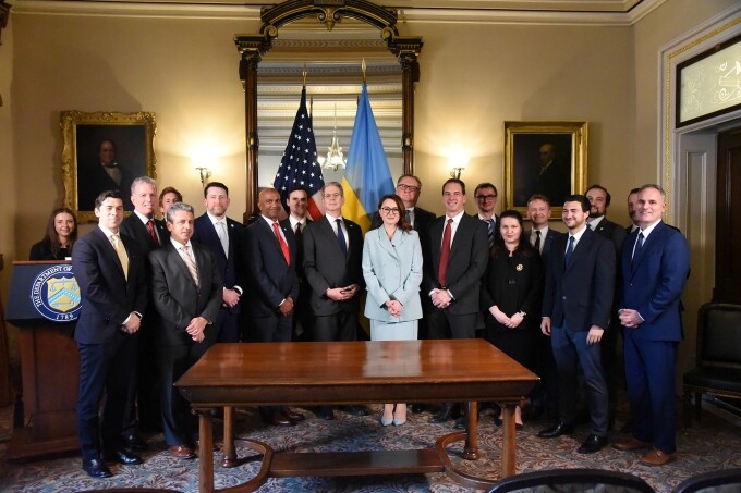 Phái đoàn Mỹ và Ukraine ký thỏa thuận khoáng sản ngày 30/4. Ảnh: X/@Svyrydenko_Y