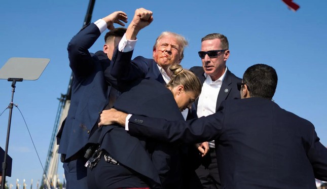 Ảnh ông Donald Trump bị ám sát hụt giành giải Pulitzer ảnh 1