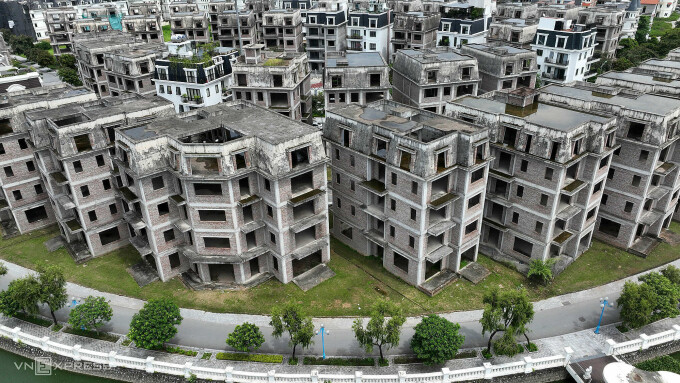 Loạt biệt thự bỏ hoang nhiều năm, không người về ở tại khu đô thị phía Tây Hà Nội. Ảnh: Phạm Chiểu