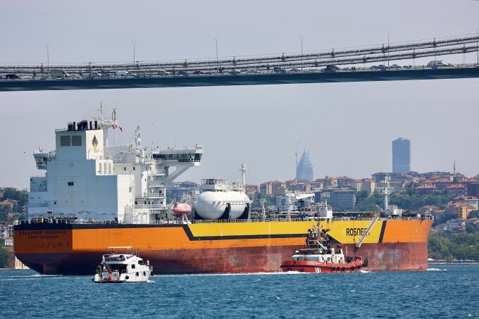 Tàu chở dầu Vladimir Monomakh của Rosneft đi qua eo biển ở Istanbul, Thổ Nhĩ Kỳ. Ảnh: Reuters