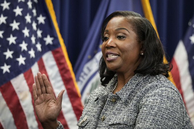 Bà Lisa Cook tuyên thệ nhậm chức Thống đốc Fed hồi tháng 5/2022. Ảnh: AFP