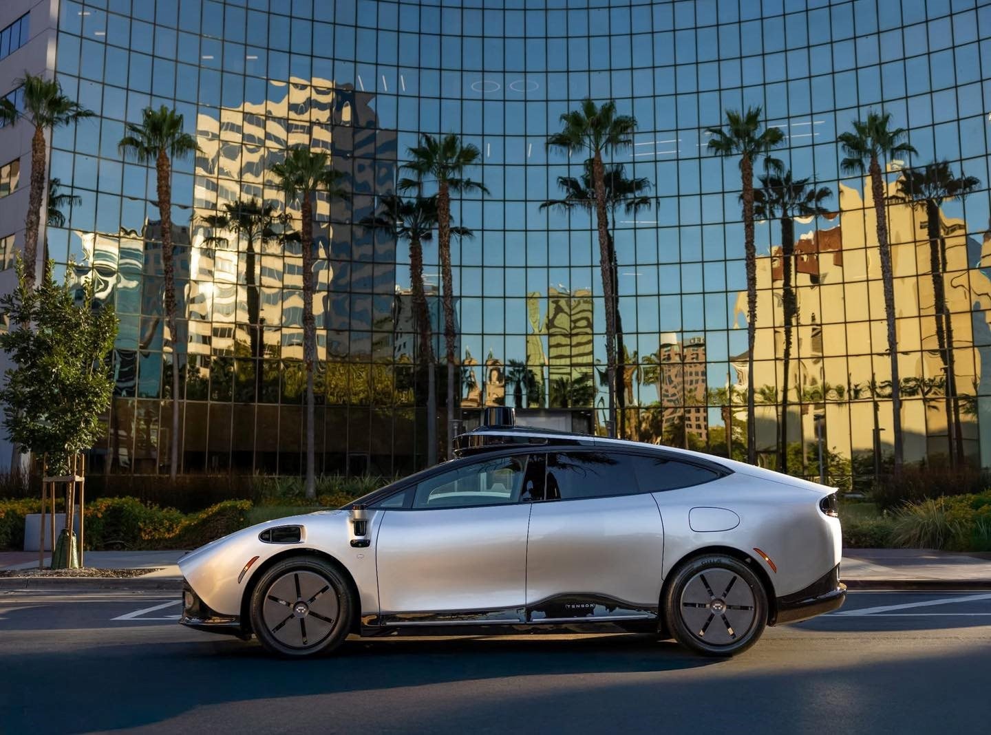 VinFast sản xuất xe điện tự lái đầu tiên trên thế giới, ai cũng mua được- Ảnh 4.