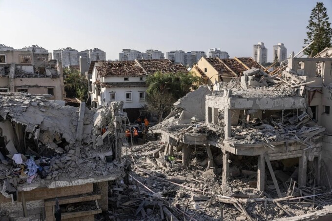 Khung cảnh đổ nát sau đòn không kích của Iran ở thành phố Rishon LeZion, Israel ngày 14/6. Ảnh: WP