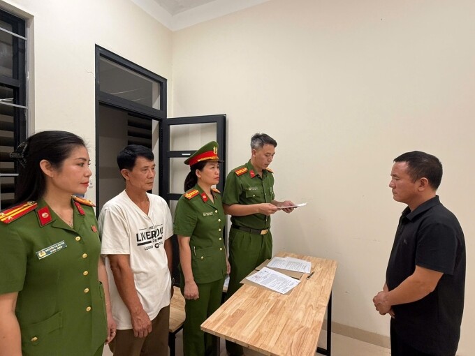 Bị can Bùi Đình Chung (áo đen), nguyên Giám đốc Công ty TNHH Thương mại và Sản xuất VLXD Đông Dương 3. Ảnh: Bộ Công an