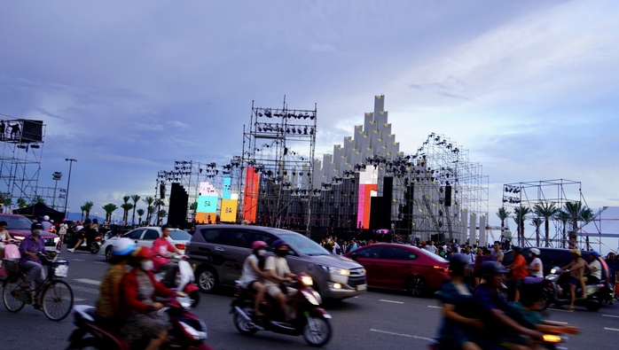 Biển Vũng Tàu kín đặc du khách - Ảnh 4.