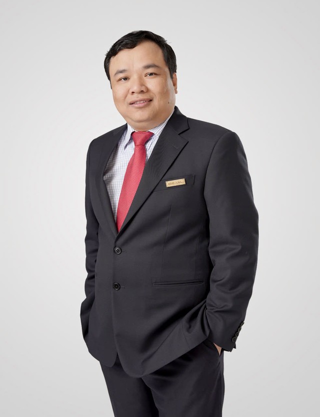 Ông Lê Mạnh Hùng, sinh năm 1979, được HĐQT bổ nhiệm giữ chức danh Phó tổng giám đốc và giao đảm nhận nhiệm vụ, quyền hạn của Tổng giám đốc ABBANK kể từ ngày 14/11/2025.\ 640x832