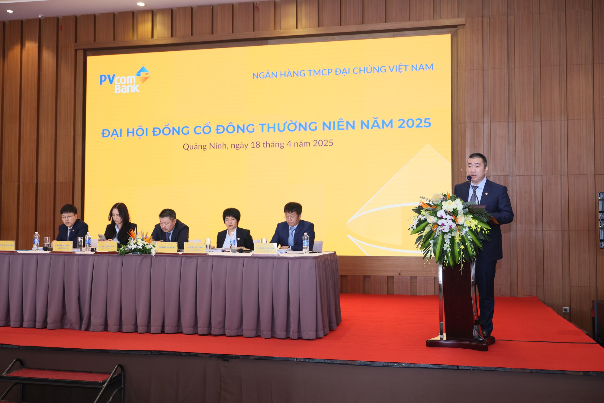 ĐHĐCĐ PVcomBank: Năm 2024 hoàn thành vượt các chỉ tiêu kinh doanh, mục tiêu 2025 chuyển đổi số mạnh mẽ - Ảnh 1.