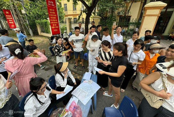 Nhóm môi giới chào bán các lô đất huyện ven Hà Nội. Ảnh: Anh Tú