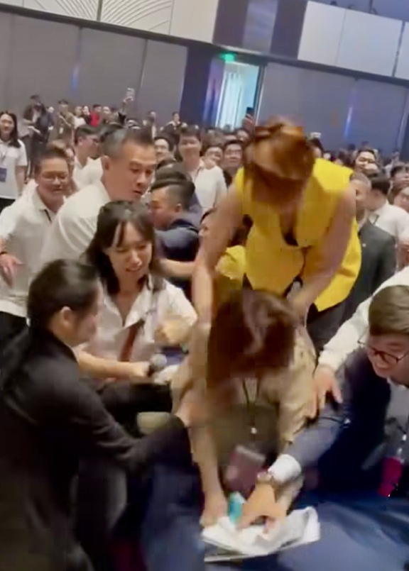 Clip giành giật nhau lấy phiếu mua căn hộ ở phường Bình Dương gây xôn xao- Ảnh 2.