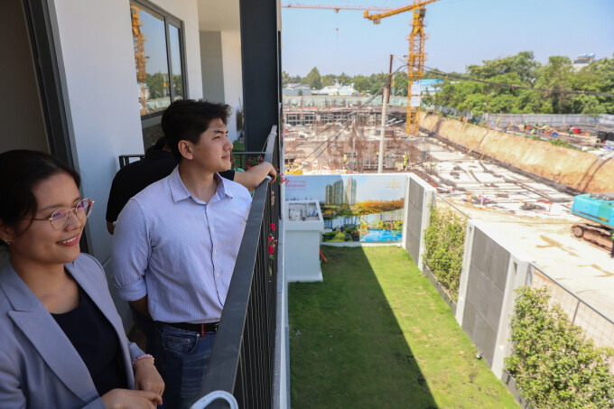 Khách hàng Anh Duy quan sát công trường dự án từ khu nhà mẫu. Ảnh: Quỳnh Trần