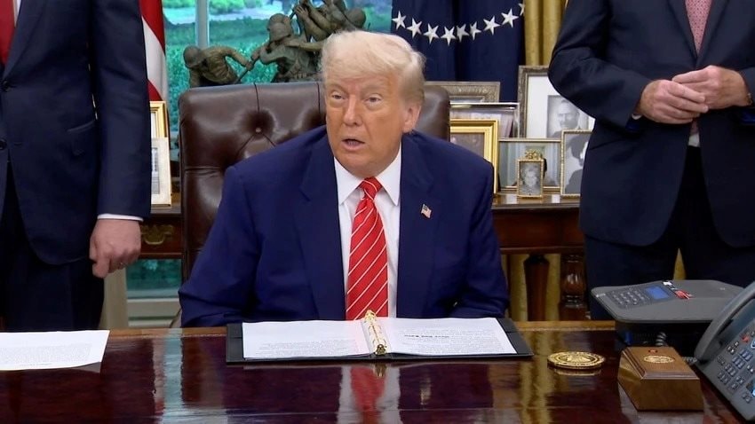 Ông Trump nói đàm phán thương mại với châu Âu “khó chịu” hơn với Trung Quốc, khẳng định đối tác sẽ phải nhượng bộ vì Mỹ nắm trong tay mọi lá bài- Ảnh 1. Ông Trump nói đàm phán thương mại với châu Âu “khó chịu” hơn với Trung Quốc, khẳng định đối tác sẽ phải nhượng bộ vì Mỹ nắm trong tay mọi lá bài- Ảnh 1.