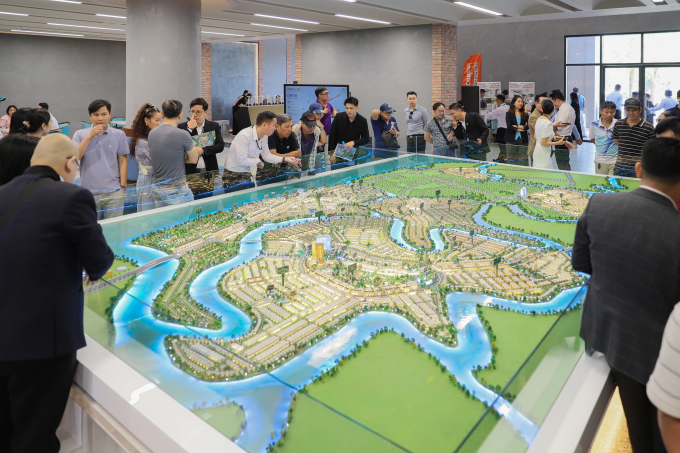 Khách hàng đang tham quan sa bàn một dự án tại Đồng Nai do Novaland đầu tư. Ảnh: NVL