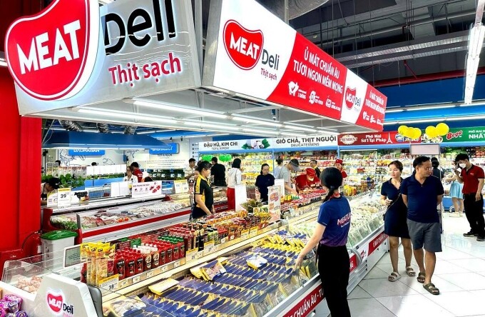 Khách hàng mua sắm tại cửa hàng WinMart+. Ảnh: WinCommerce