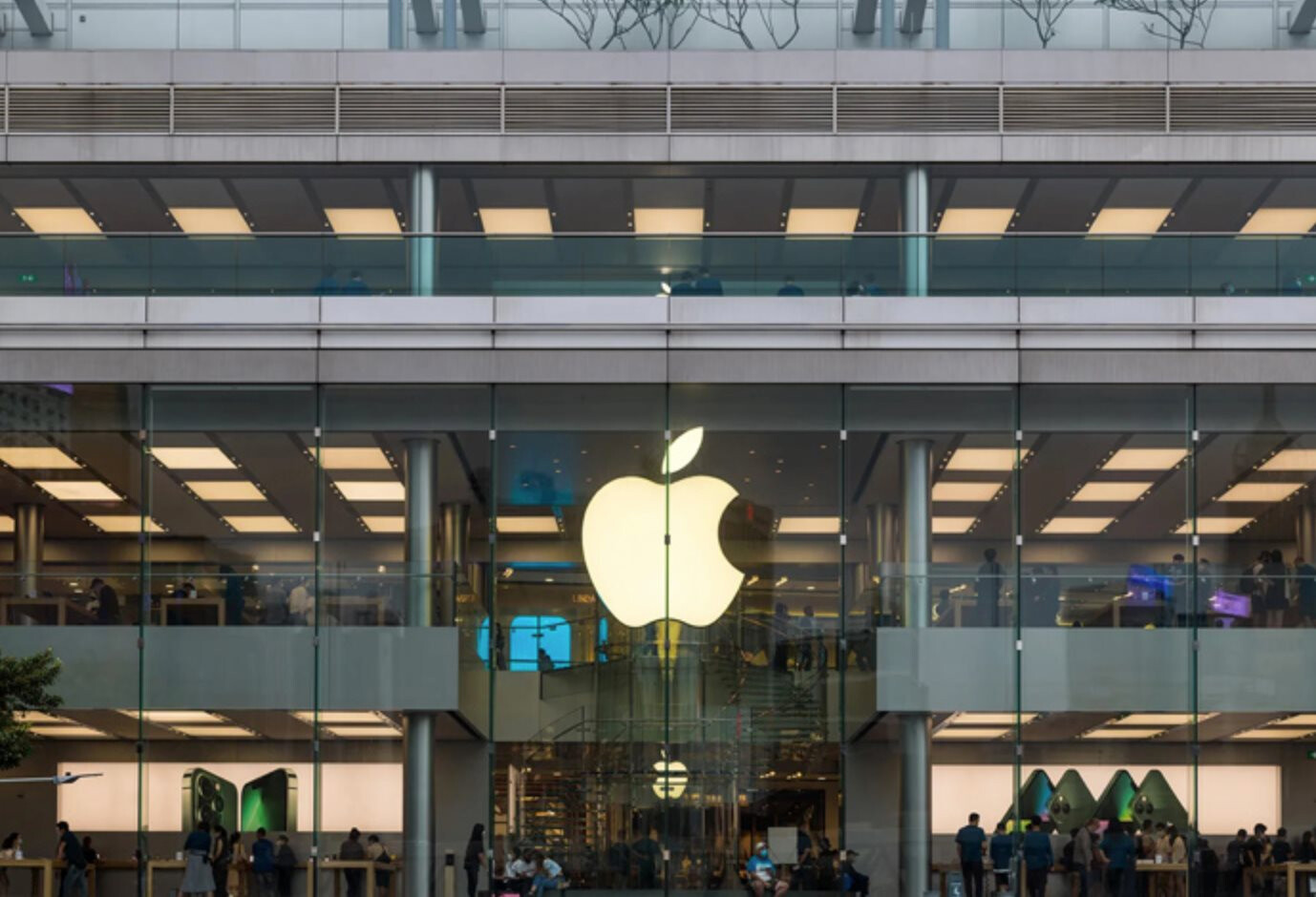 Nóng: Apple vừa thuê 5 máy bay chở đầy iPhone về Mỹ, hy vọng giá yên ổn được vài tháng- Ảnh 1.