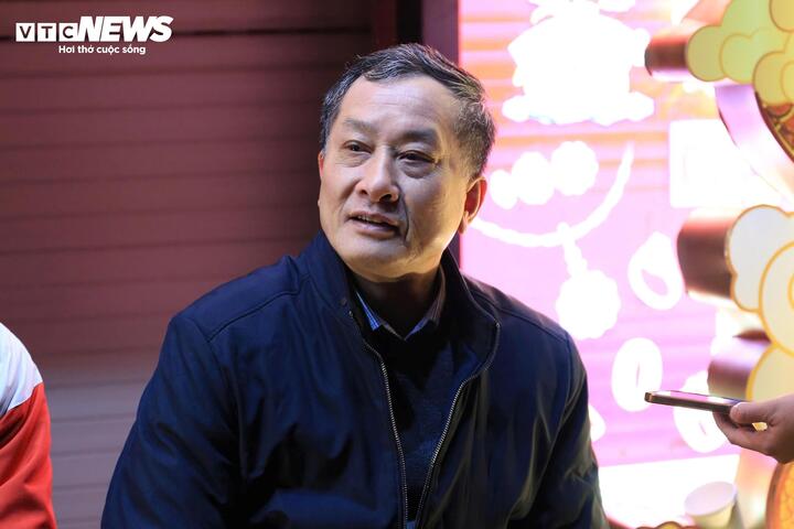 Đội mưa đi mua vàng ngày vía thần Tài từ 3h sáng ở Hà Nội- Ảnh 7. Đội mưa đi mua vàng ngày vía thần Tài từ 3h sáng ở Hà Nội- Ảnh 7.