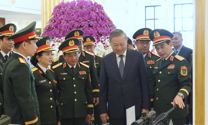 Tổng Bí thư Tô Lâm tham quan một số sản phẩm của Tổng cục Công nghiệp Quốc phòng. Ảnh: Kim Anh