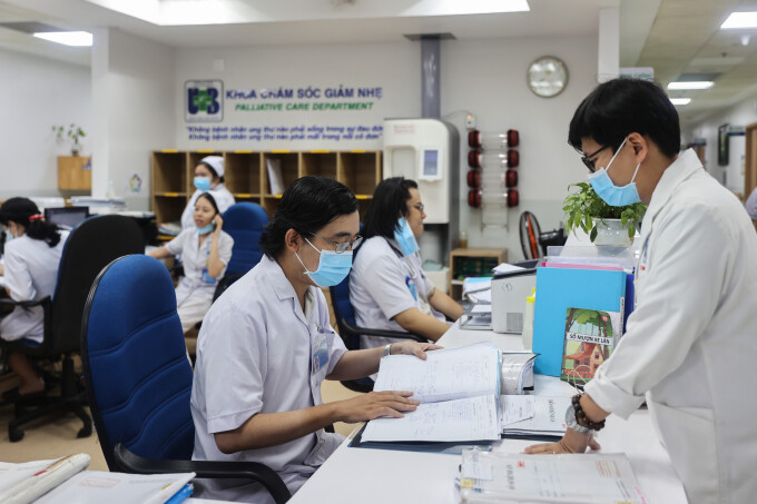 Bác sĩ, nhân viên y tế làm việc tại Bệnh viện Ung Bướu TP HCM cơ sở 2, TP Thủ Đức, tháng 6/2024. Ảnh: Quỳnh Trần