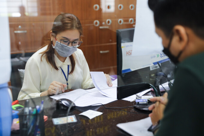 Cán bộ làm thủ tục hành chính tại UBND TP Thủ Đức, tháng 8/2022. Ảnh: Quỳnh Trần