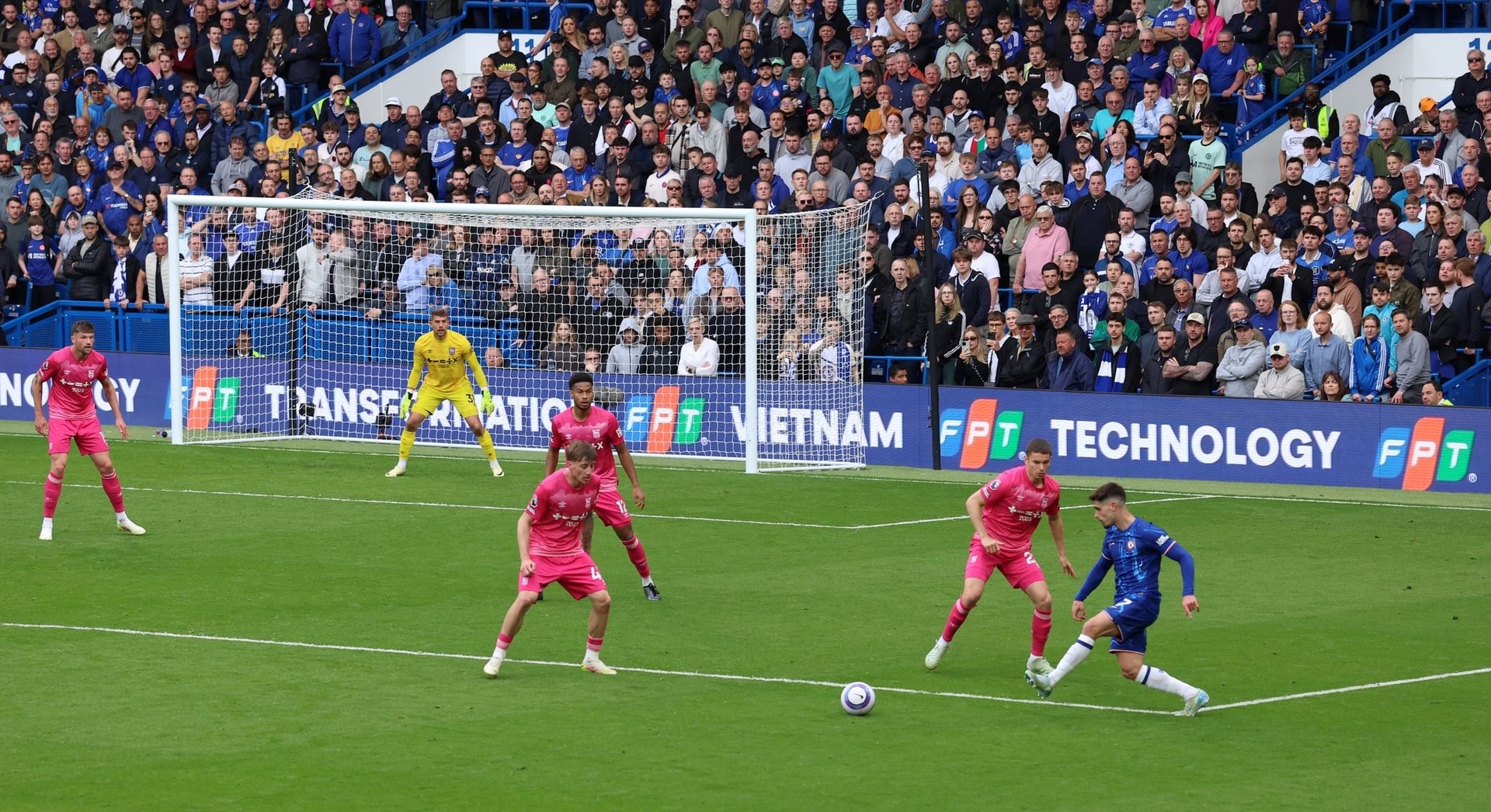 FPT chính thức xuất hiện trên sân bóng Ngoại hạng Anh, nối gót Sabeco, Hoàng Anh Gia Lai, Tôn Đông Á- Ảnh 2.