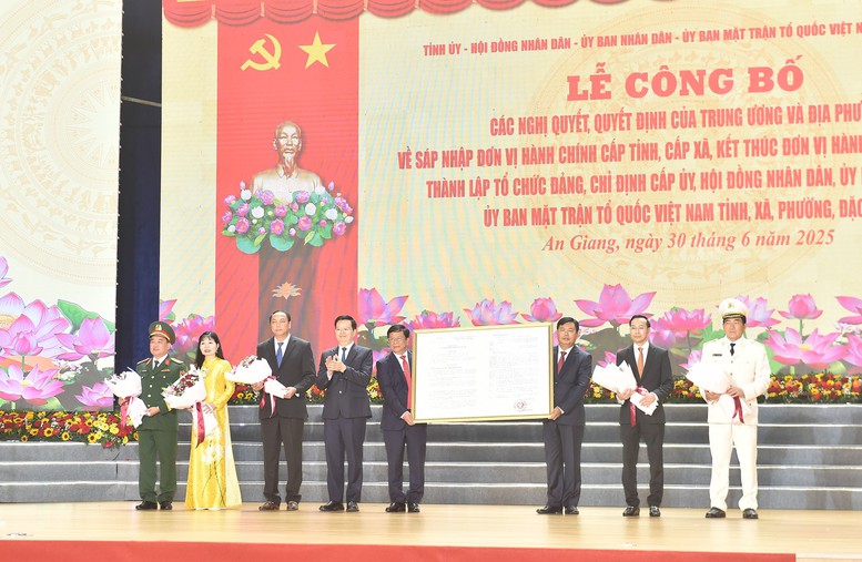 Phó Thủ tướng Mai Văn Chính: Tỉnh An Giang nhanh chóng bắt nhịp công việc, chung sức, đồng lòng hoàn thành xuất sắc nhiệm vụ được giao- Ảnh 2.