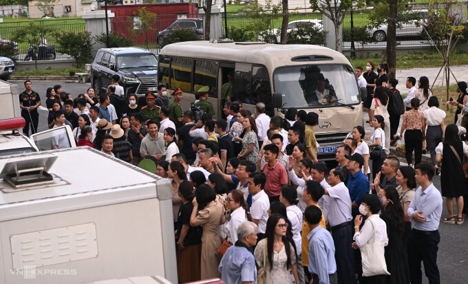 Người thân 50 bị cáo trong vụ án liên quan Trịnh Văn Quyết sau khi nghe tuyên án chiều 5/8/2024. Ảnh: Ngọc Thành