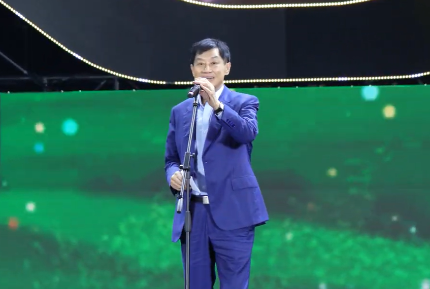 Ông Jonathan Hạnh nguyễn ủng hộ 6 tỷ đồng cho miền Trung từ tiền mừng cưới con gái - Ảnh 2.