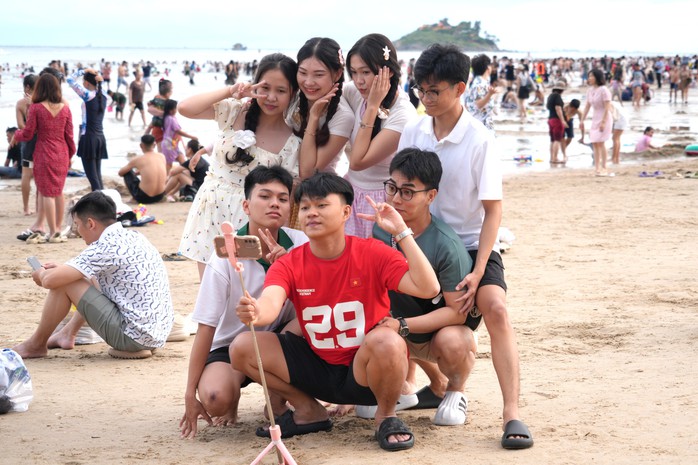 Biển Vũng Tàu kín đặc du khách - Ảnh 3.