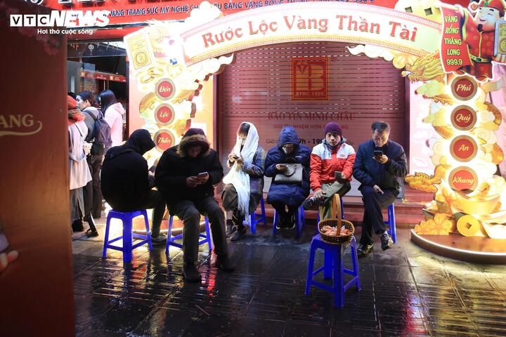 Đội mưa đi mua vàng ngày vía thần Tài từ 3h sáng ở Hà Nội- Ảnh 8. Đội mưa đi mua vàng ngày vía thần Tài từ 3h sáng ở Hà Nội- Ảnh 8.