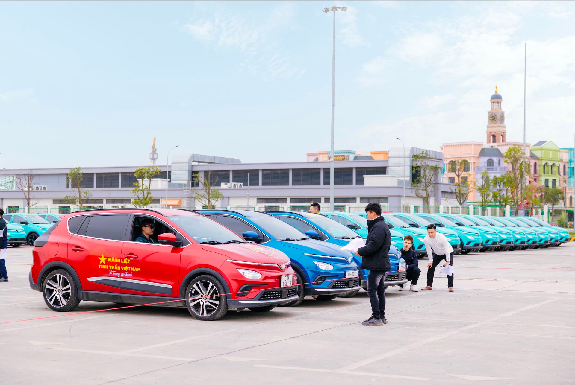 Hãng xe của tỷ phú Phạm Nhật Vượng vừa xác lập một kỷ lục chưa từng có: Màn xếp xe điện vô tiền khoáng hậu trong Ngày hội Xanh lớn nhất Việt Nam- Ảnh 4.